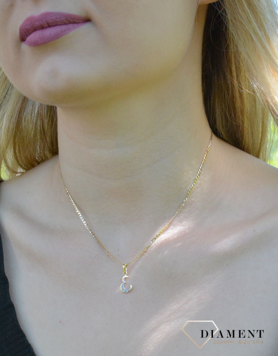 Złota zawieszka 585 literka E ozdobiona cyrkonią Z-98 E. Personalizowana zawieszka to doskonały pomysł na prezent dla każdej kobiety. Zawieszka z literą ze złota. Prezent na komunię dla dziewczynki..jpg